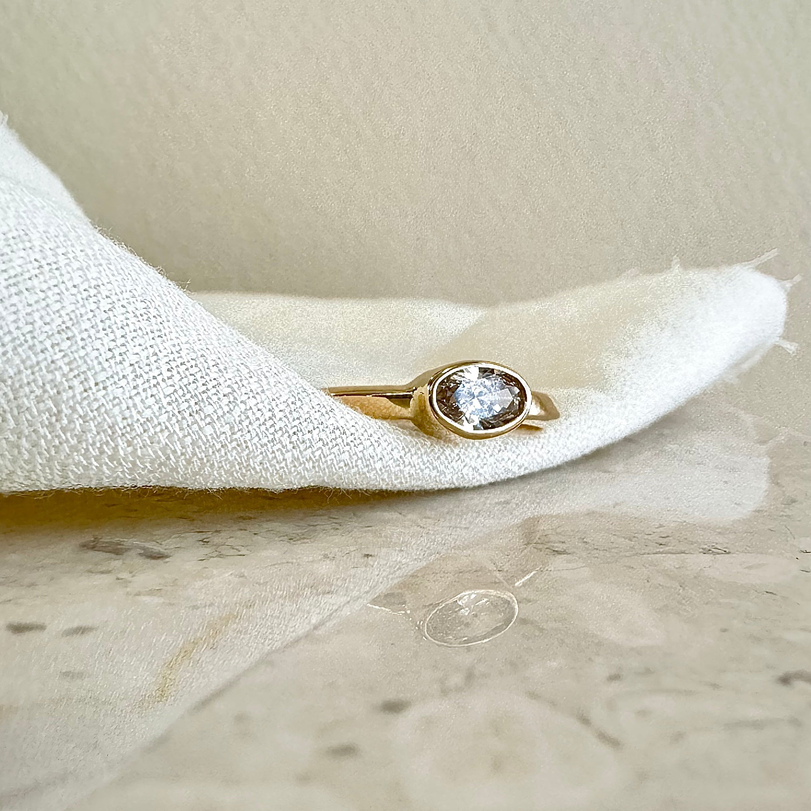 Ribbon ring med stor oval champagne diamant