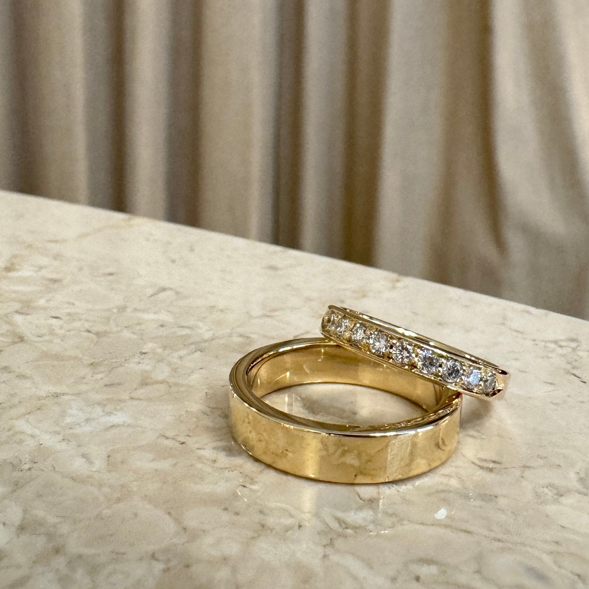 Ring med pavé diamanter og kantet herrering