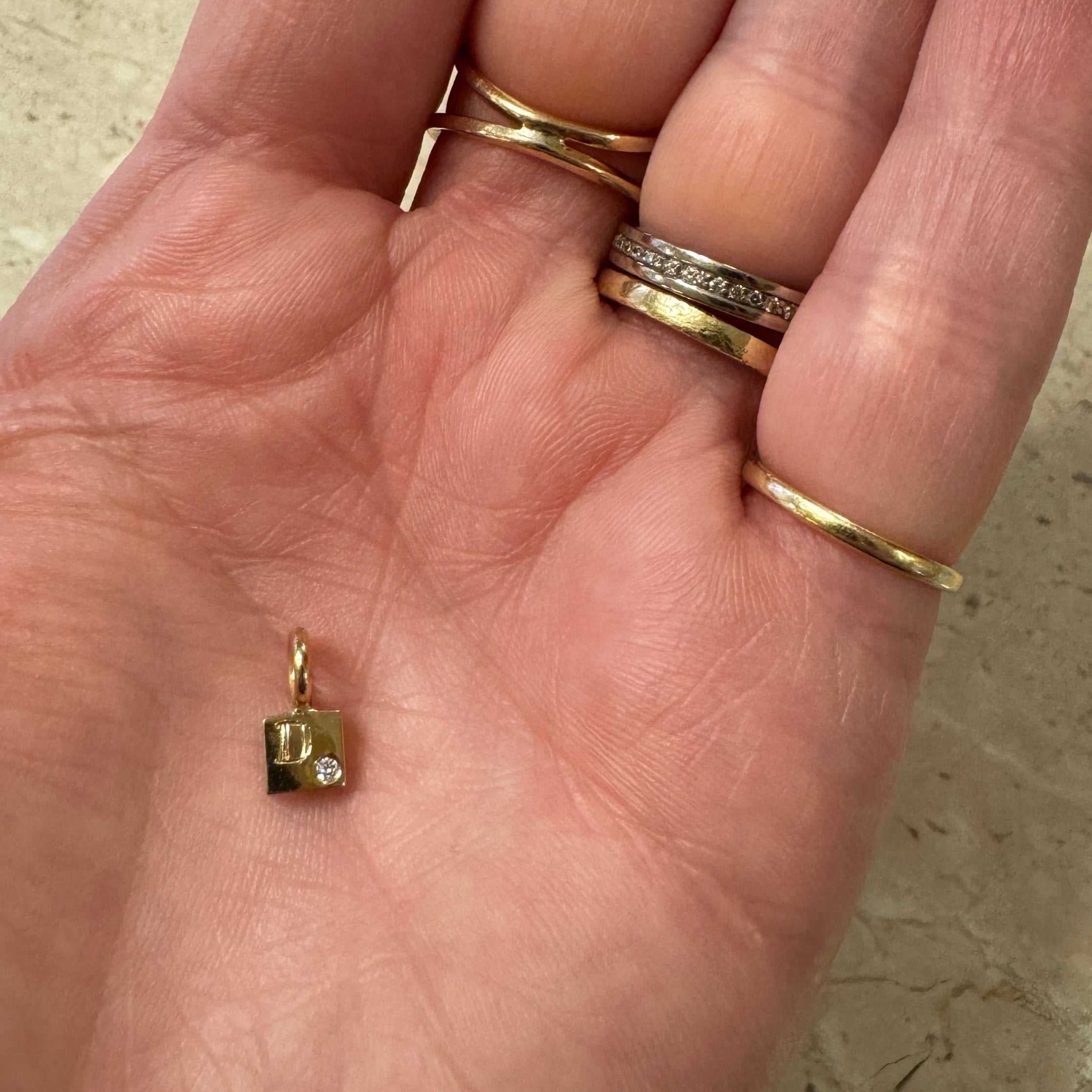 Squarevedhæng i guld med diamant og gravering
