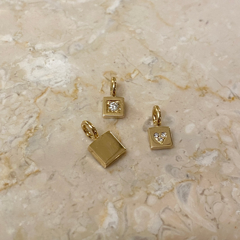 Squarevedhæng i 18 karat guld med diamanter