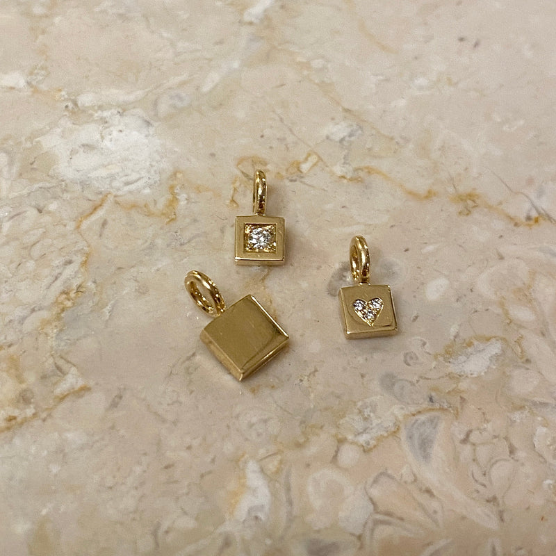 Squarevedhæng i 18 karat guld med diamanter