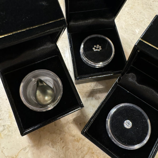 Unike perle gave i æske ved siden af diamant gaveæsker