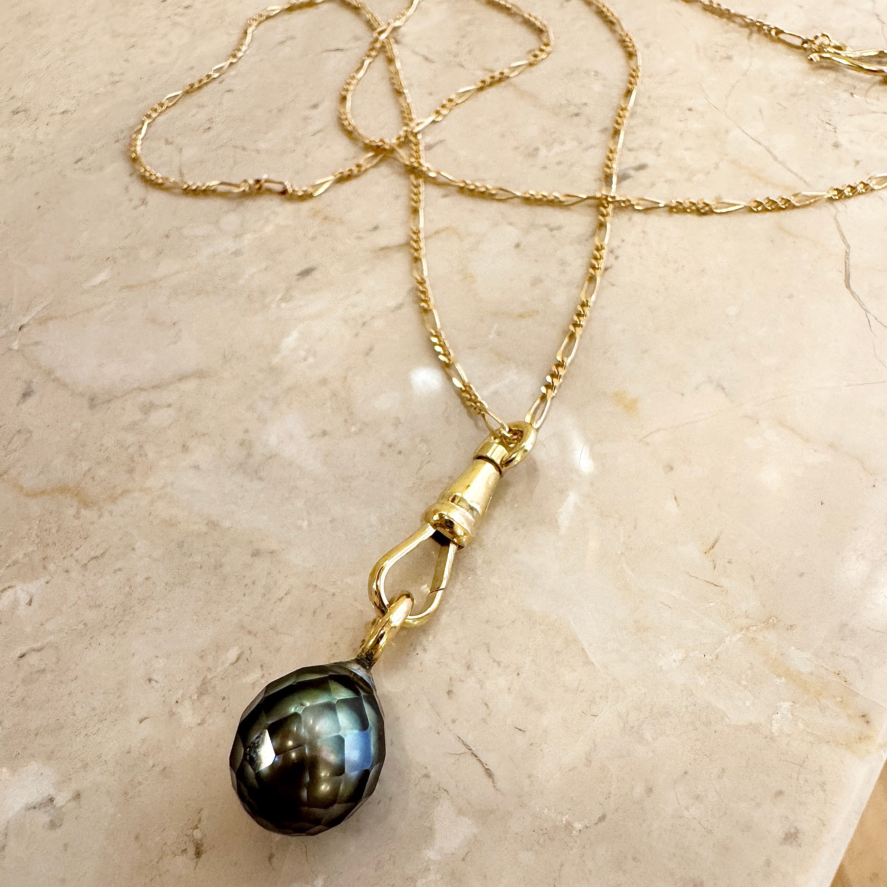 Urmagervedhæng og facetslebet Tahitiperle i lang figaro kæde, Unika