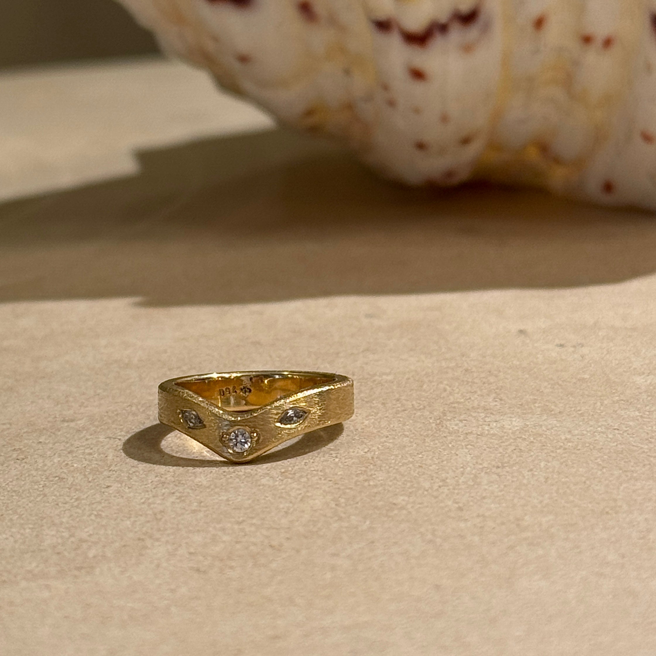 Vielsesringe i 18 karat guld med bølge og hvide diamanter