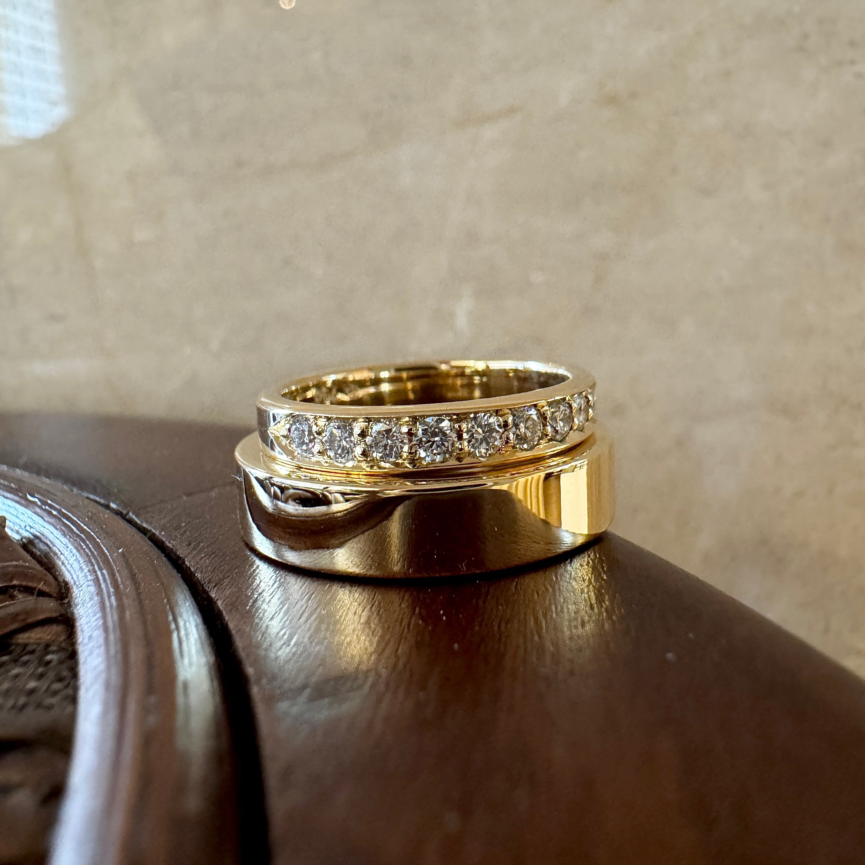 Ring med pavé diamanter og kantet herrering