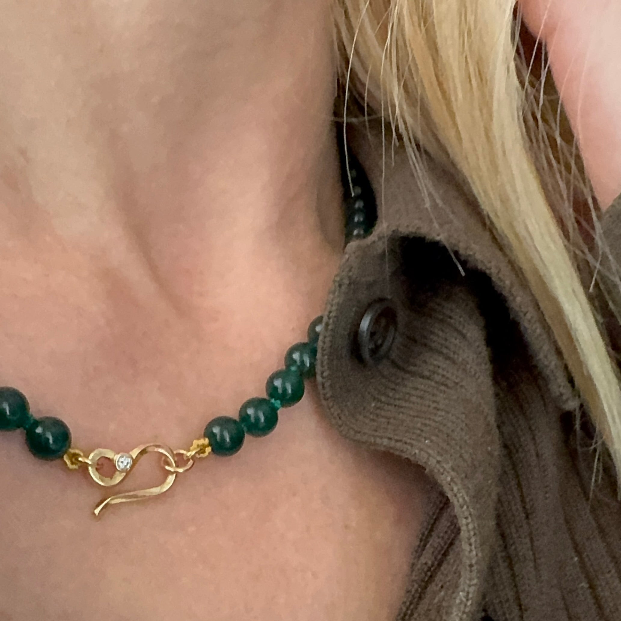 grøn agat halskæde med 18 karat guldlås med diamantkugle