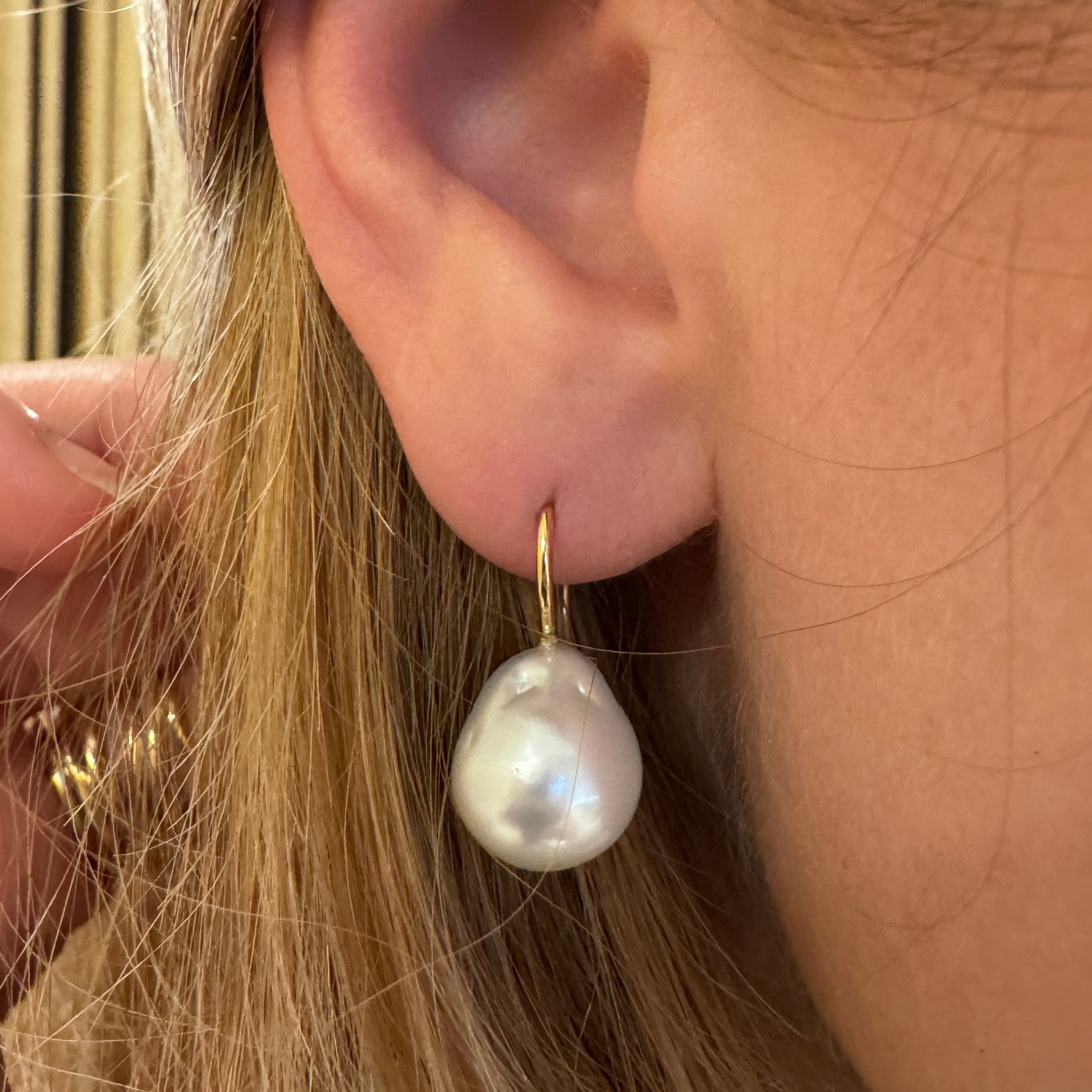 Ørebøjler i 18 karat guld med south sea perle