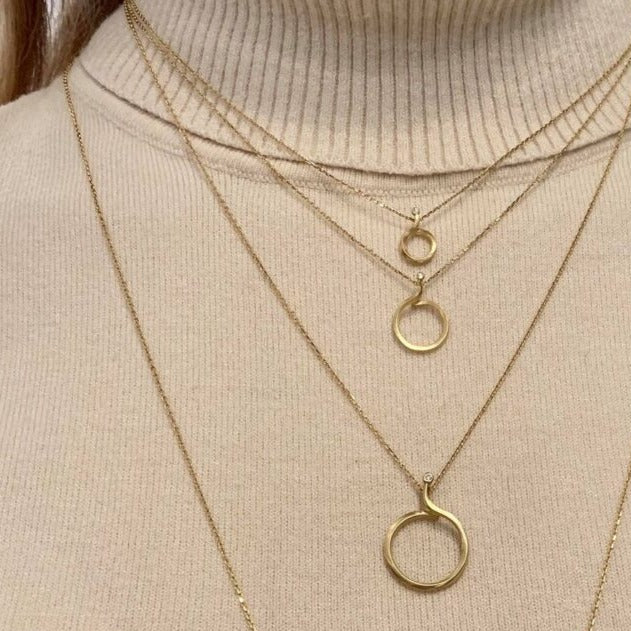 cirkelvedhæng i 18 karats guldkæde med diamantkugle
