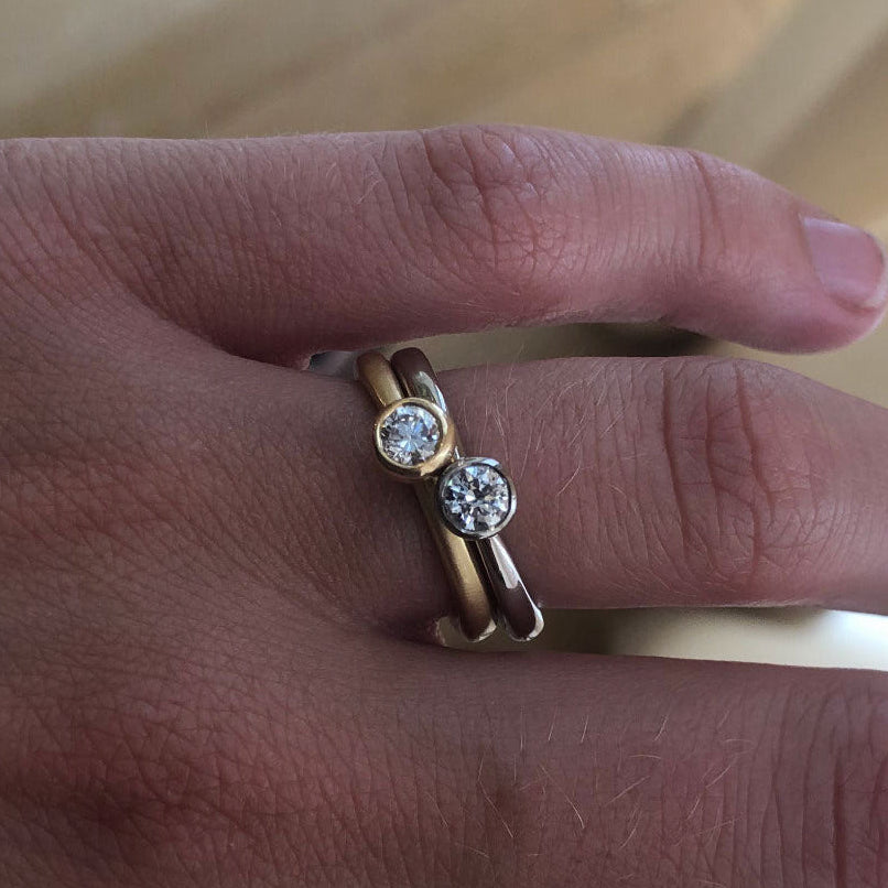 18 karat guldring med hvid diamant i guldkugle