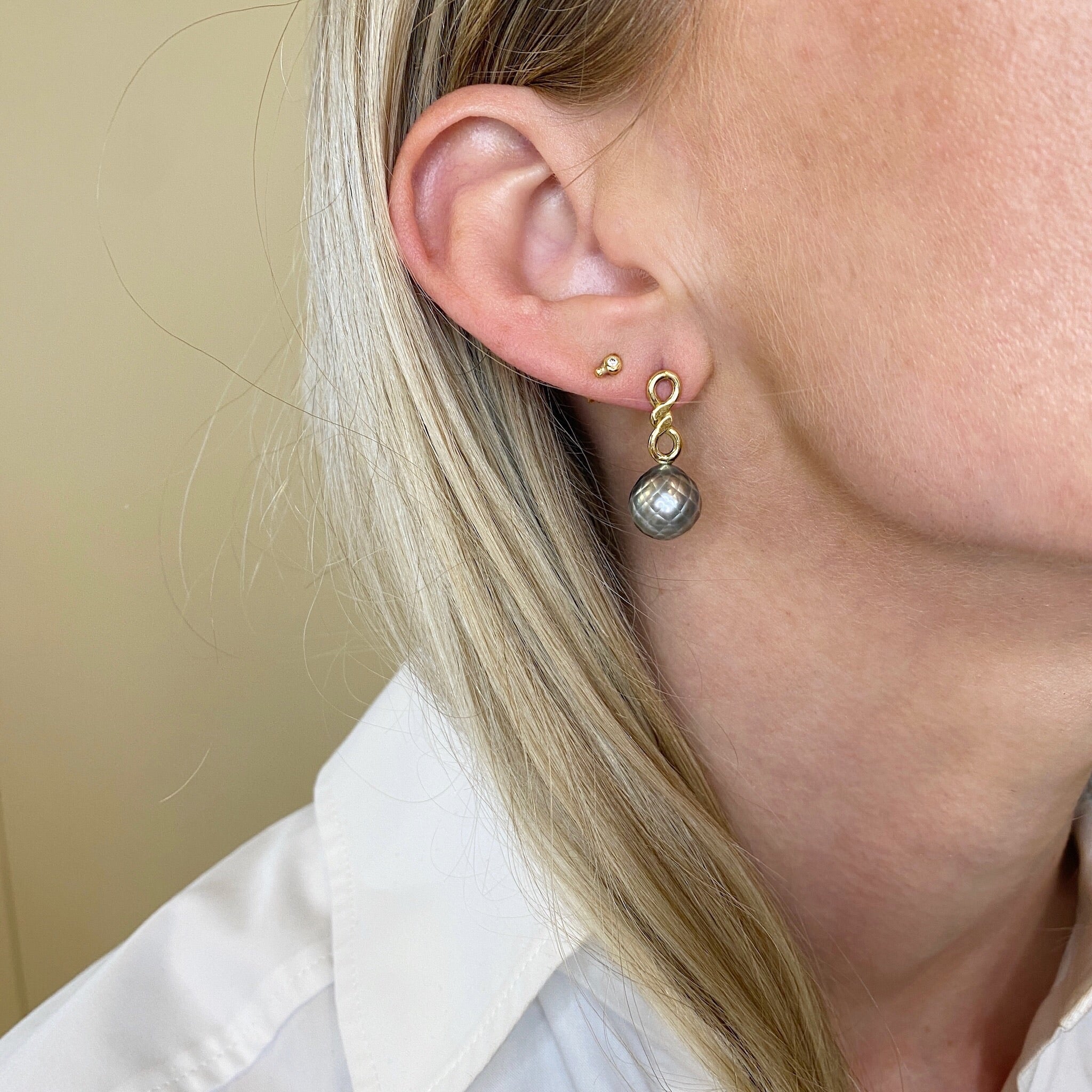 Eternity earrings with faceted Tahitian pearls, Unique