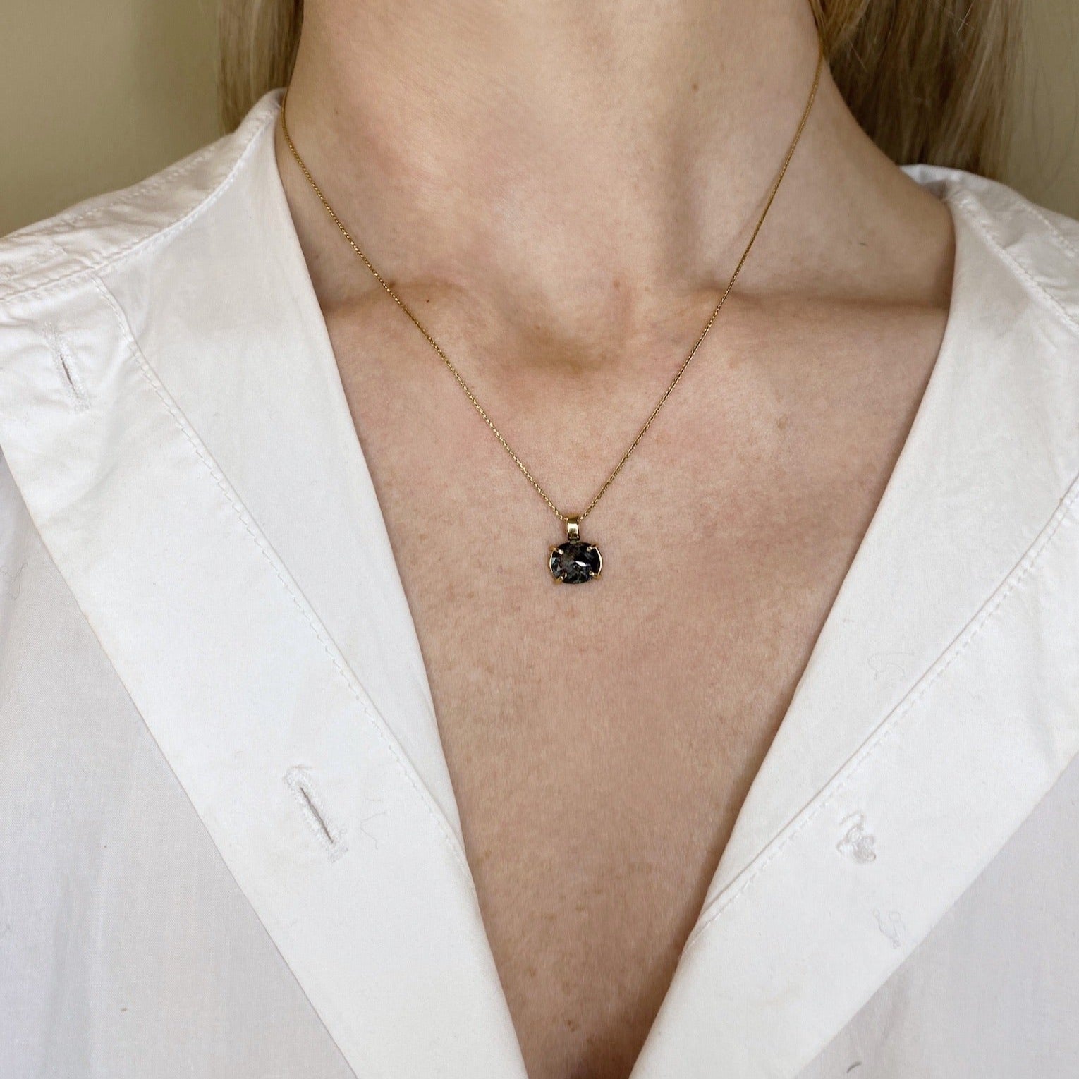 Halskæde med grå rosenslebet diamant vedhæng, Unika