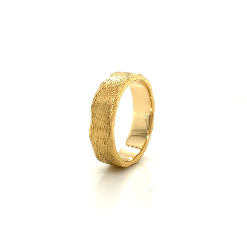 Herrering i 18 karat guld med facetter og ridset overflade