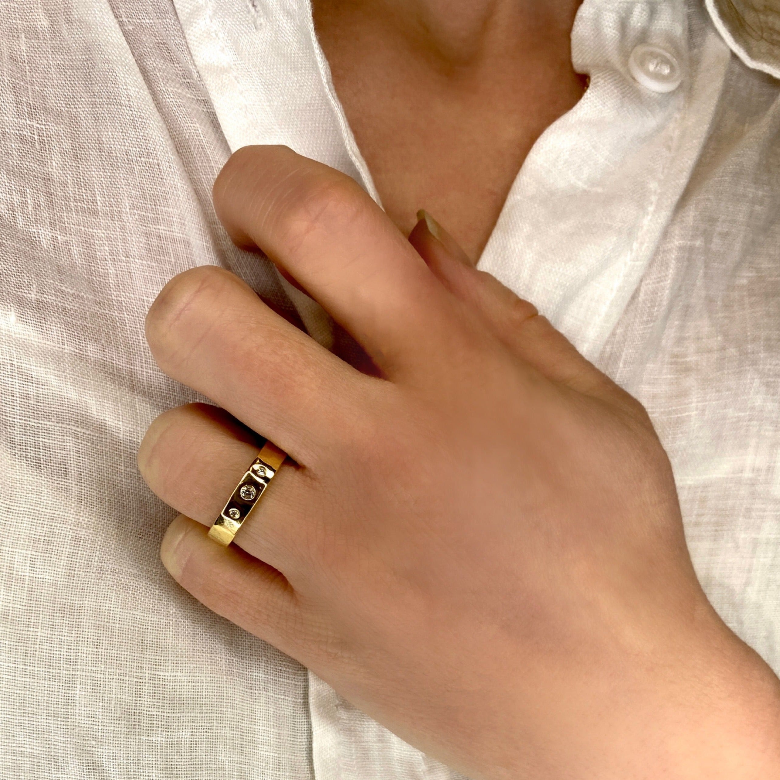 Hammerslået guldring med diamanter