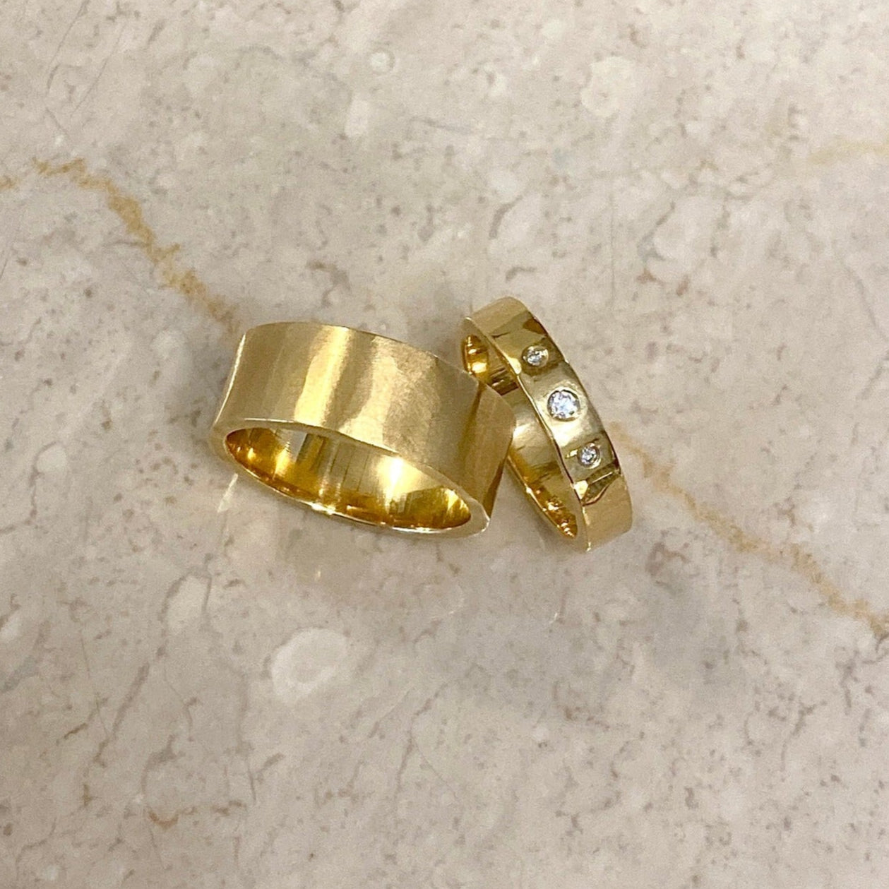 Vielsesringe, sæt No.3, hammerslået med tre diamanter
