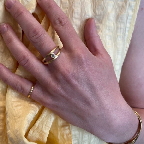 Ribbon ring, No.2, dobbelt, med champagne diamant