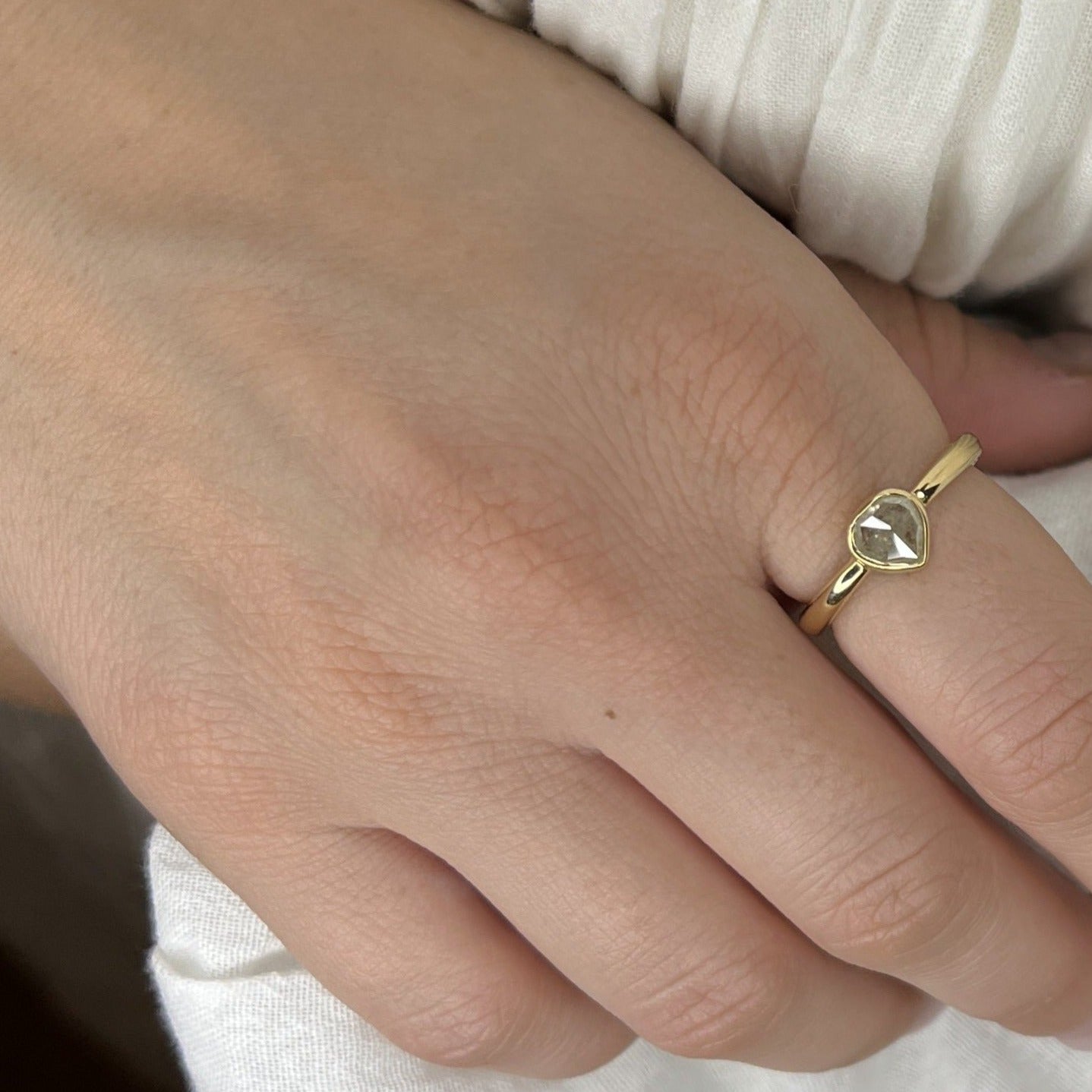 Ring i 18 karat guld med grå rosenslebet diamant, unika 