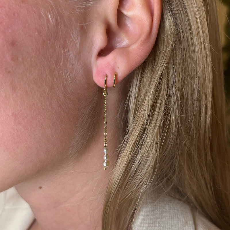Dobbeltdrejet ørering med kæde vedhæng akoya perler
