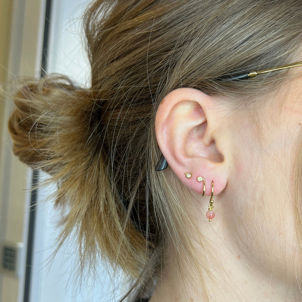 Øreringsvedhæng med lyserøde opaler