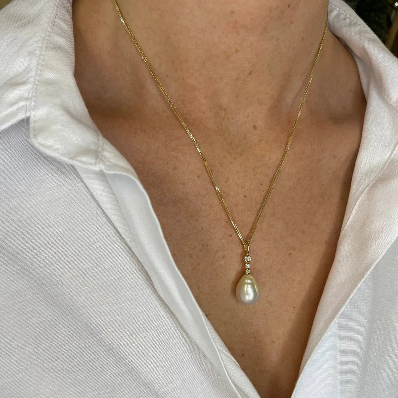 Nova diamantvedhæng med South Sea perle i guldkæde