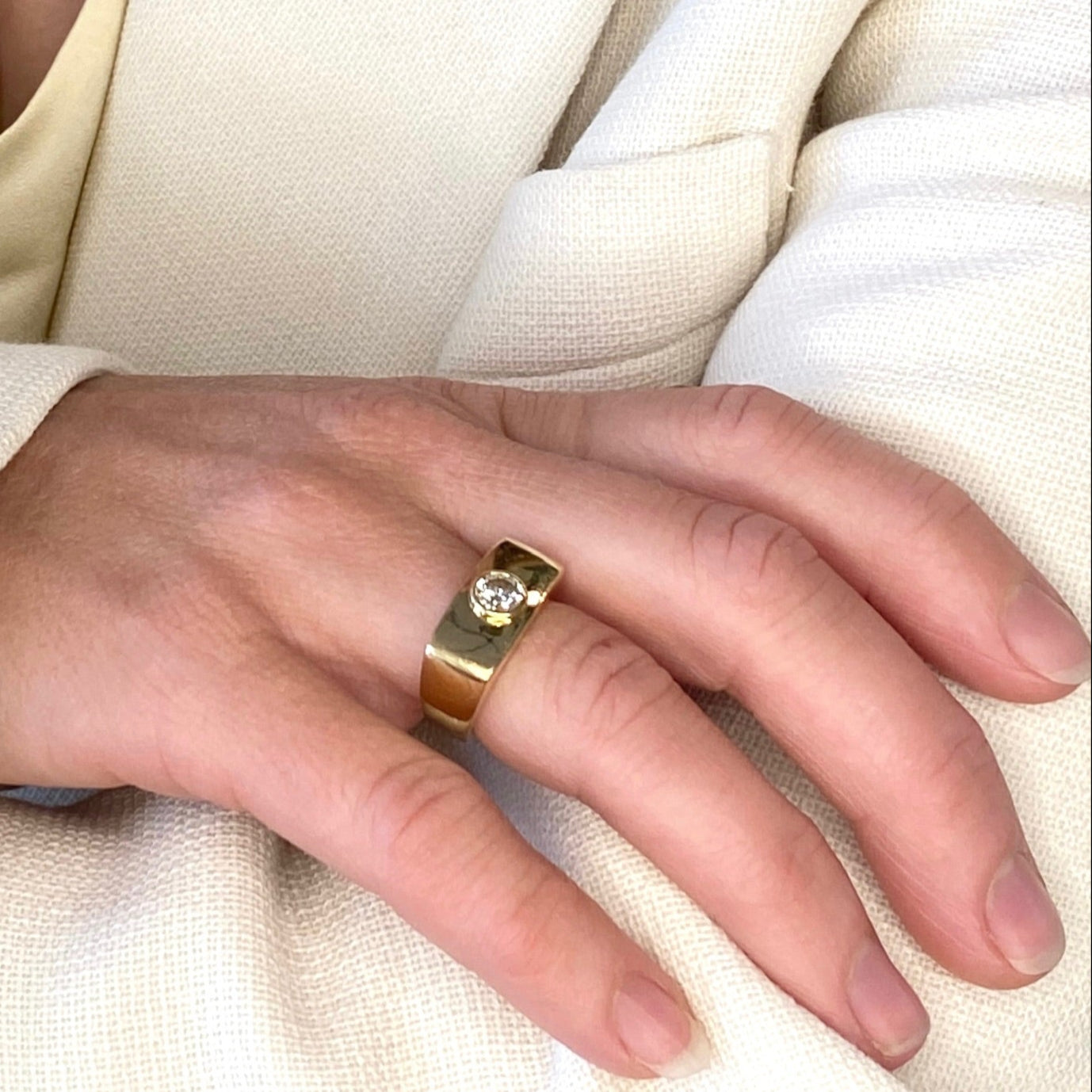 Kantet signetring i massivt 18 karat guld med en halv carat hvid diamant