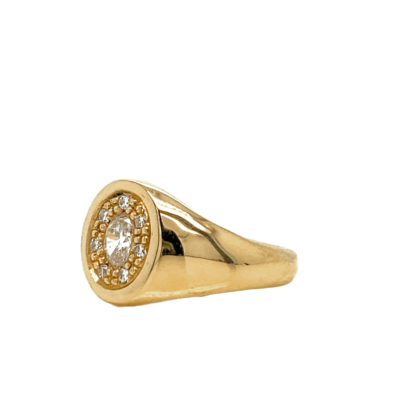 Oval signetring med oval diamant og syv små runde 