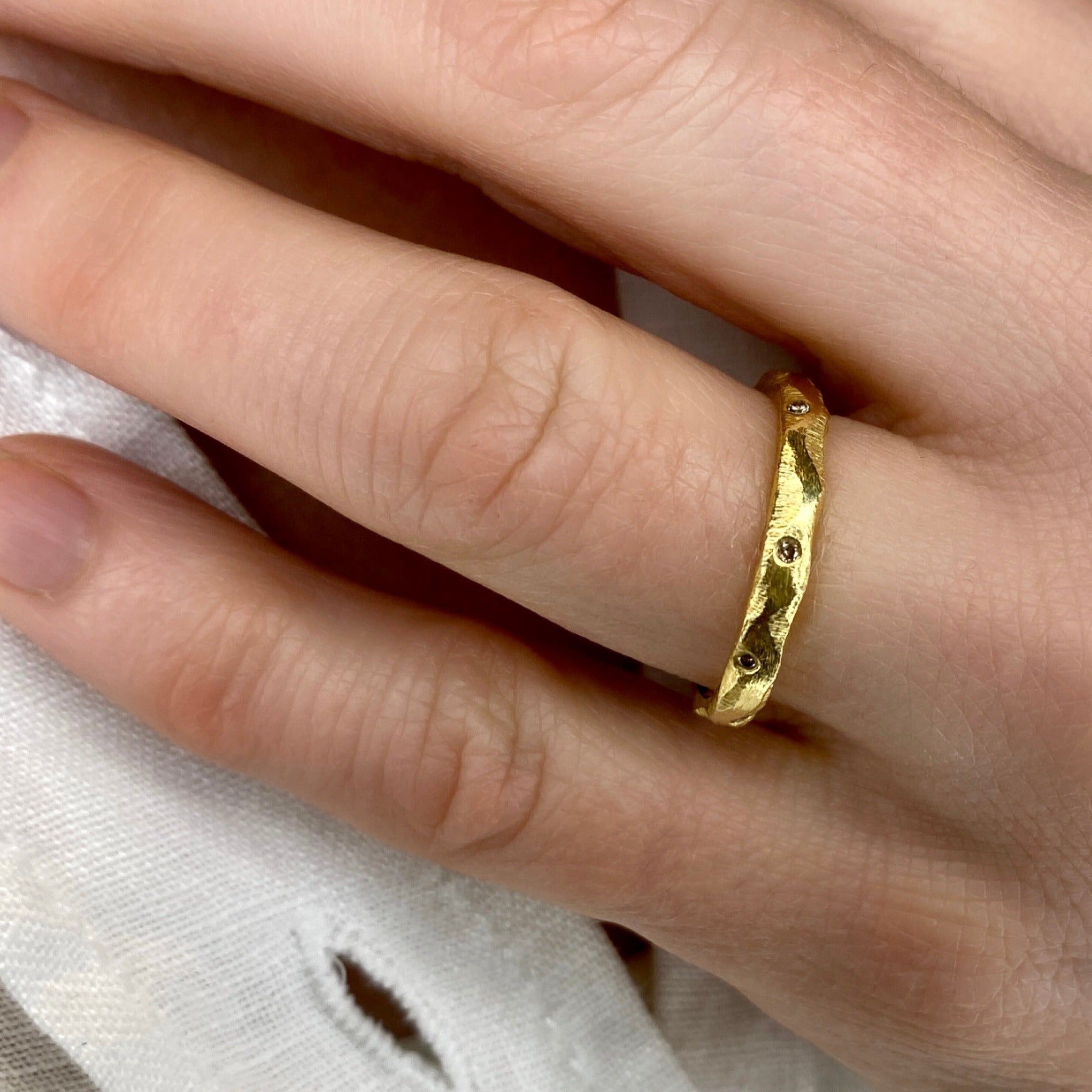 Ring med facetter og champagne diamanter