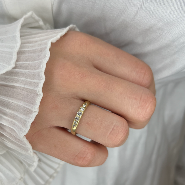 Nova ring med hvide diamanter i forløb