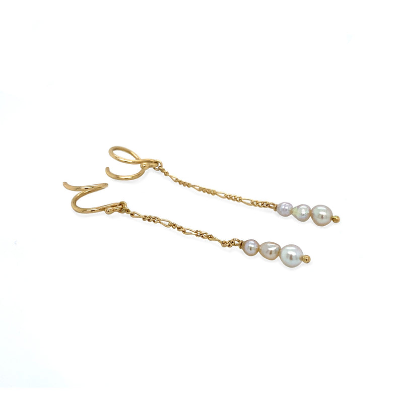 Ørering med kæde og tre lyse Akoya perler